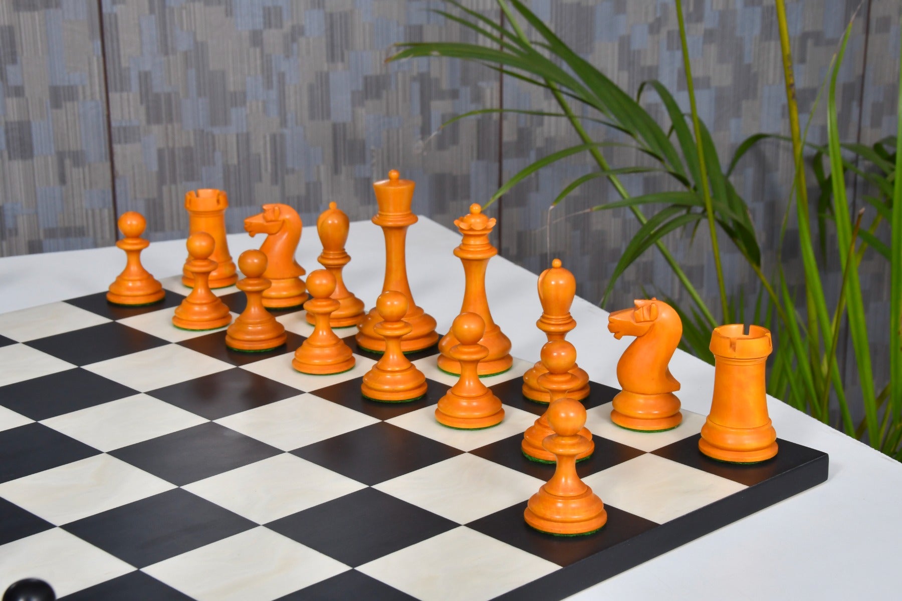 Repro B & Co 1860s Pieces in Ebony/Antiqued Boxwood - 4" King with Board