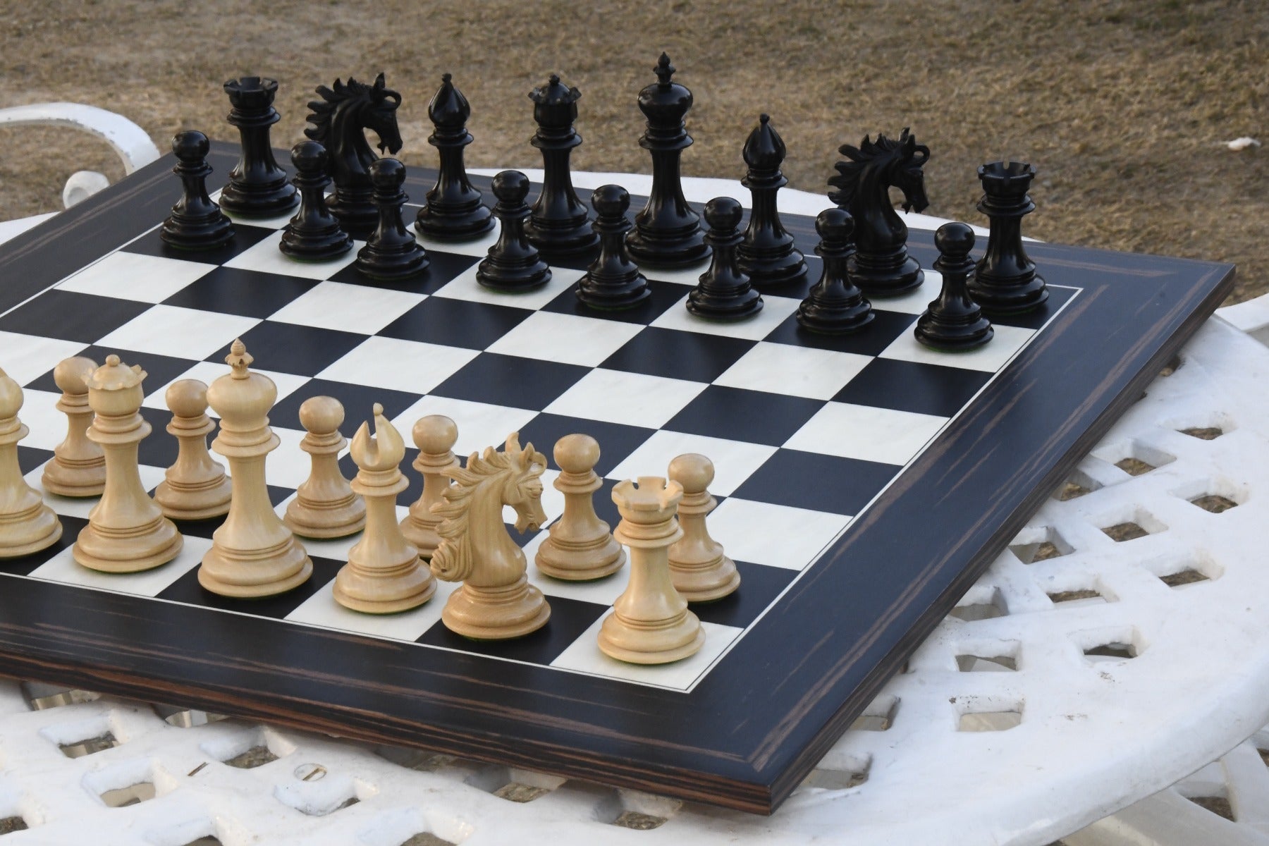 Arabian Knight Series Chess Pieces in Ebony / Boxwood & Maple Board