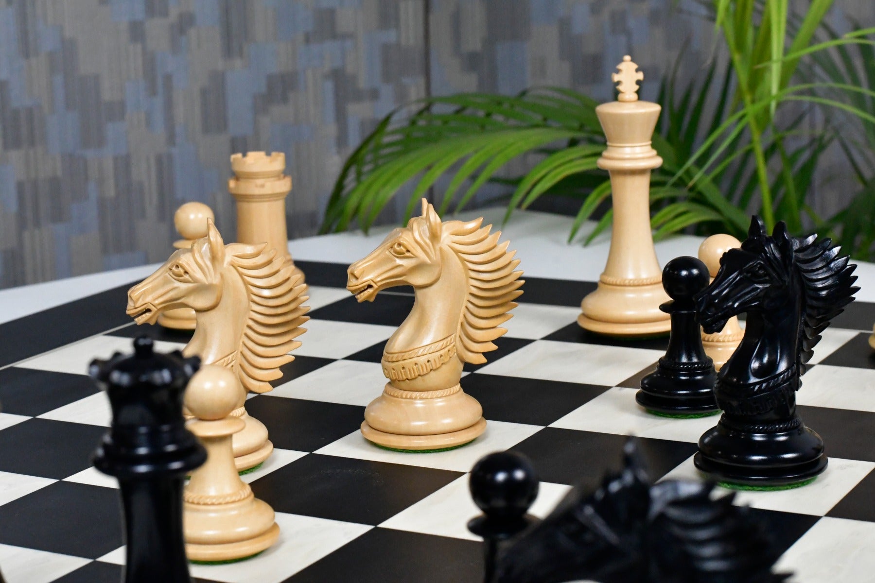 CB Mustang Series Chess Pieces in Ebony/Boxwood - 4.4" King with Board